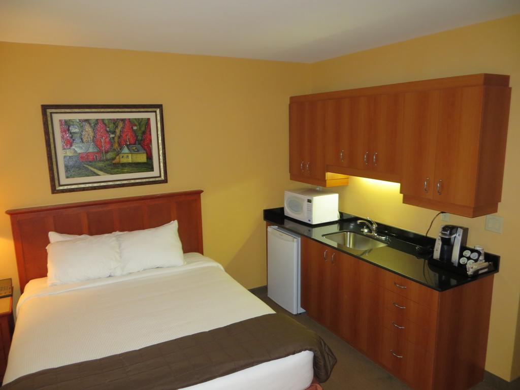 Saint-Bernard-de-Lacolle Hotel St-Bernard חדר תמונה
