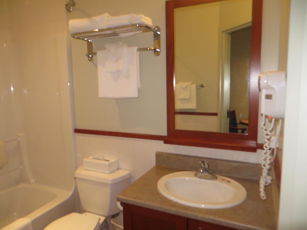 Saint-Bernard-de-Lacolle Hotel St-Bernard חדר תמונה