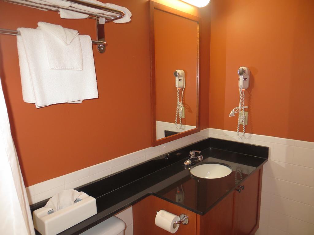 Saint-Bernard-de-Lacolle Hotel St-Bernard חדר תמונה