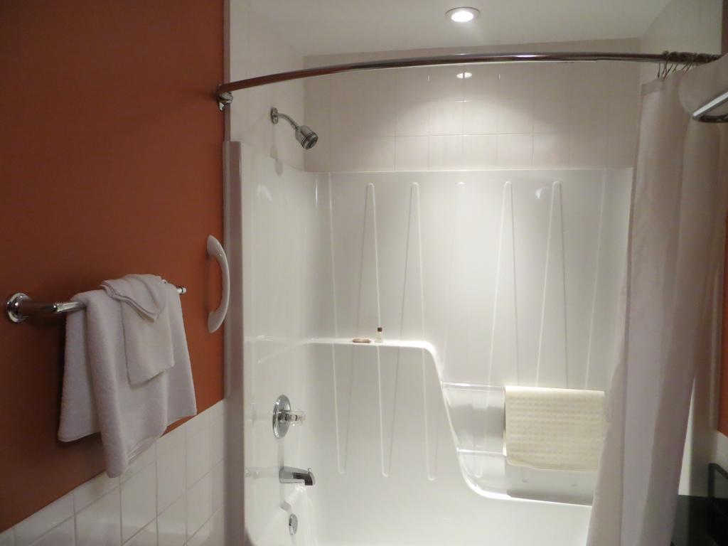 Saint-Bernard-de-Lacolle Hotel St-Bernard חדר תמונה