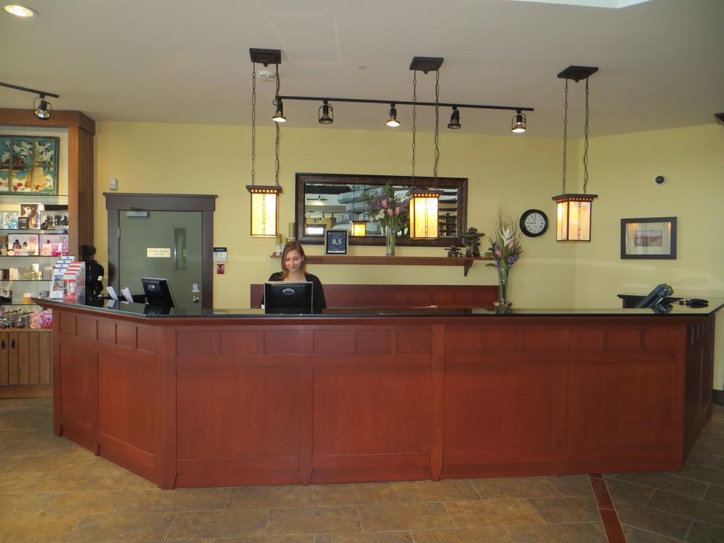 Saint-Bernard-de-Lacolle Hotel St-Bernard מראה חיצוני תמונה