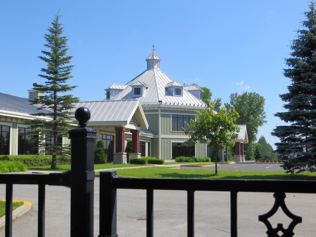 Saint-Bernard-de-Lacolle Hotel St-Bernard מראה חיצוני תמונה